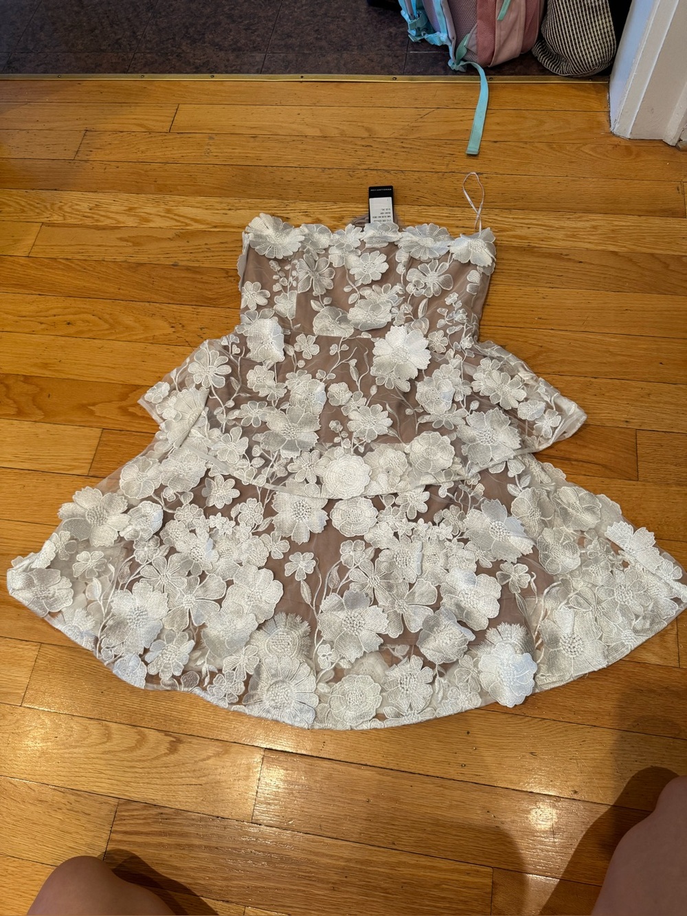 BNWT ELLIAT revolve 3D flowers appliqué mini tiered dress - Picture 4 of 15